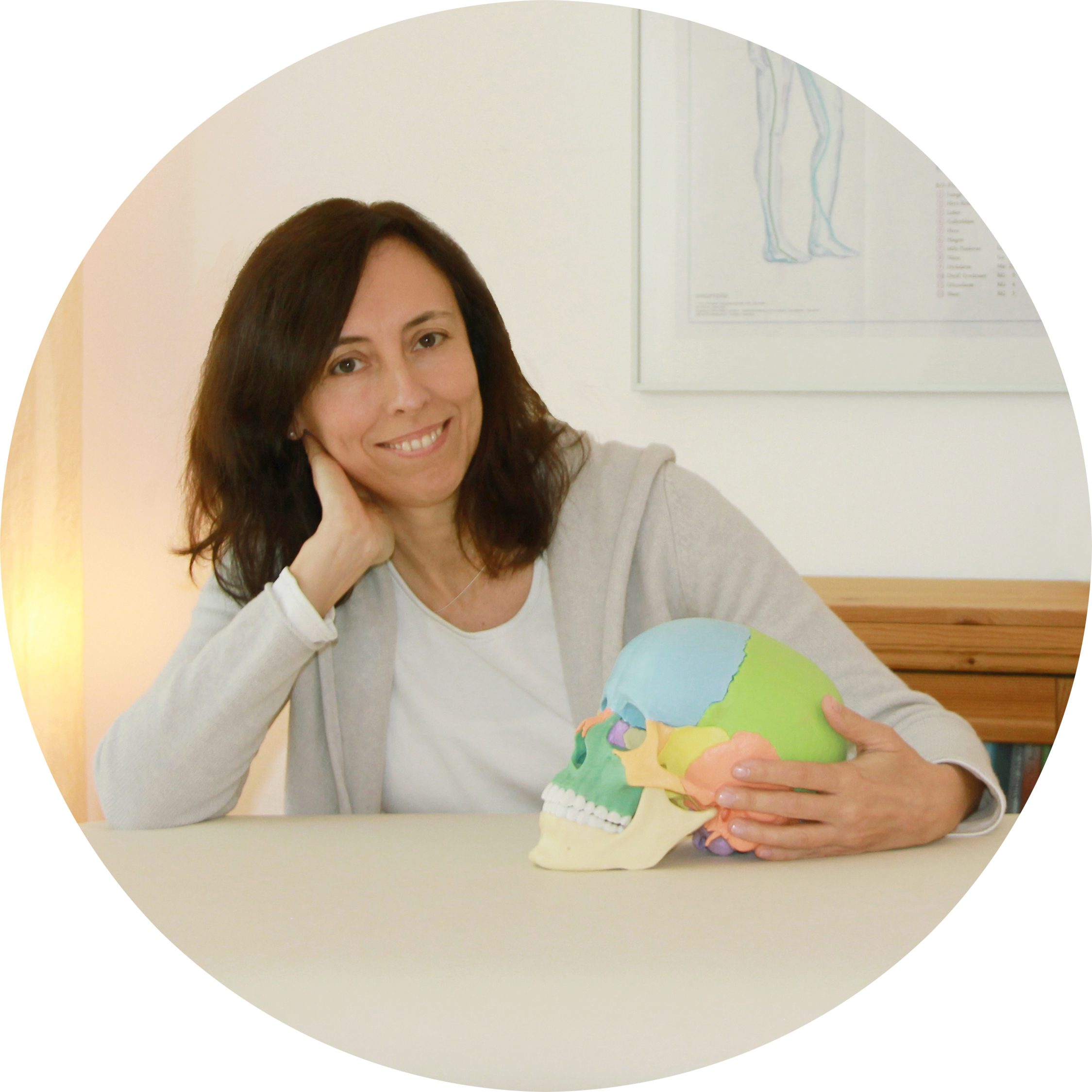 Franziska Feuerle auf Liege mit Skelettkopf